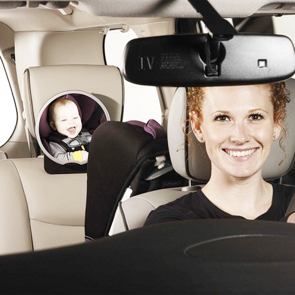 Llevas a tu bebé en el coche? Con este retrovisor podrás vigilarle