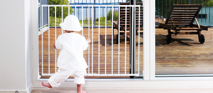 Puerta protectora blanca de seguridad para escaleras de bebé en el pasillo  escalera nueva y moderna valla de casa para niños en una hermosa casa