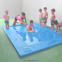 Piscinas de chapoteos y alfombra de juegos acuática. Divertirse y refrescarse sin riesgos